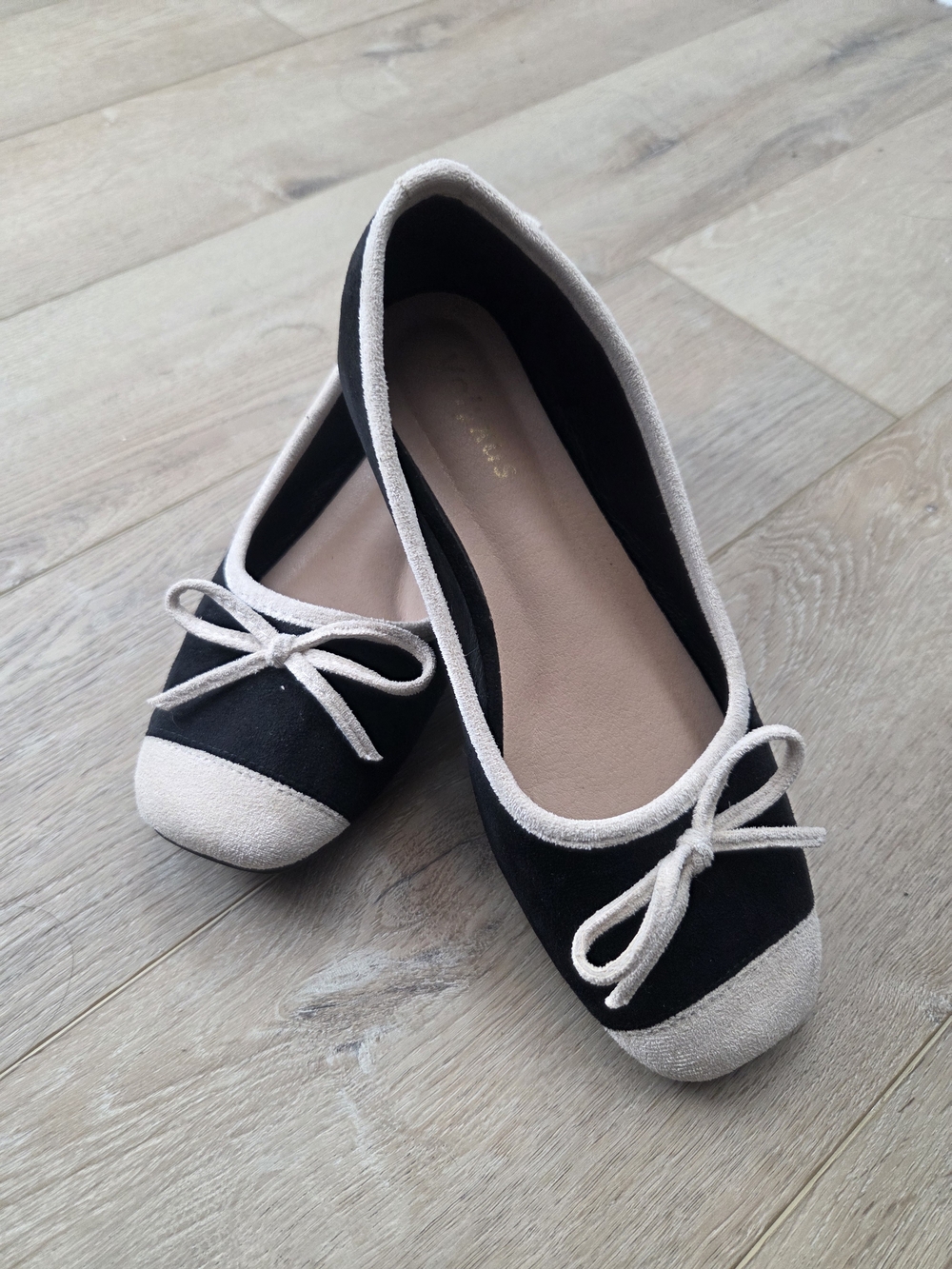 Classic Velvet Black and Cream Ballet Flats with Bow